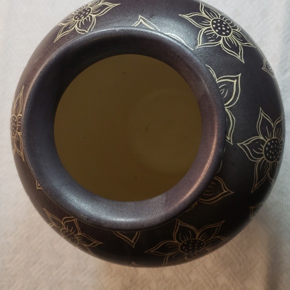 Handmade Ceramic Vase flower motif - Picture 3 of 5